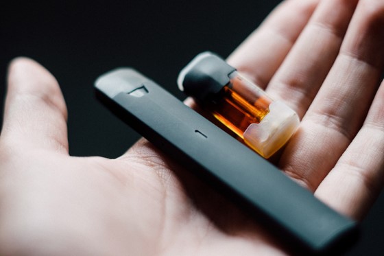 Inhalace neboli vaping je jedním z mnoha způsobů, jak CBD užívat. Nástup účinků CBD při inhalaci je velmi rychlý; zdroj: vapingherald.com